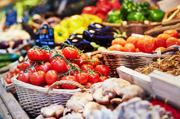 Friss, egészséges bio gyümölcsök és zöldségek, a piaci - Fotó, kép