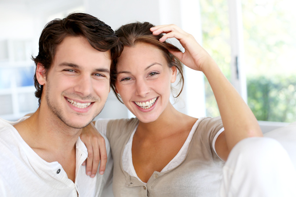 portret uśmiechnięta młoda para w domu - Zdjęcie, obraz