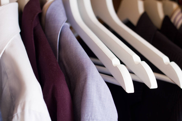 Mannen shirts op hangers - Foto, afbeelding