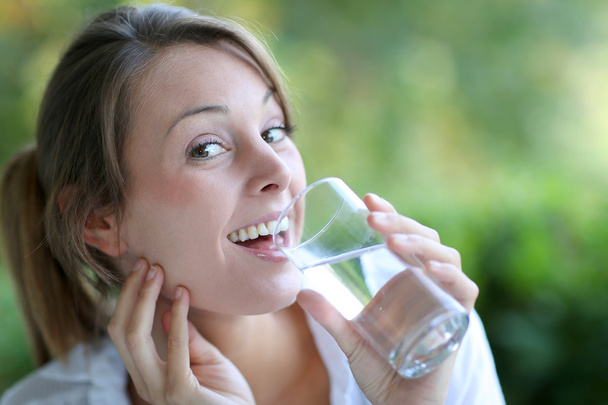 Smiling woman drinking fresh water from glass - Foto, immagini