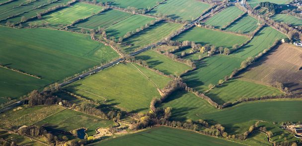 vista aérea de campos verdes e encostas
  - Foto, Imagem