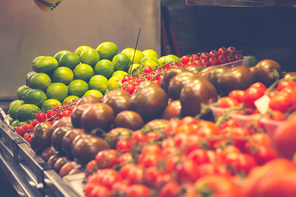 Fruits and vegetables stall in La Boqueria, the most famous mark - Foto, Bild