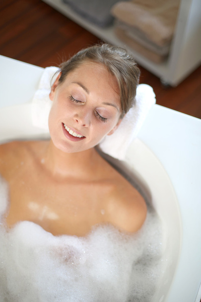 Woman with eyes shut in bathtub - Foto, imagen