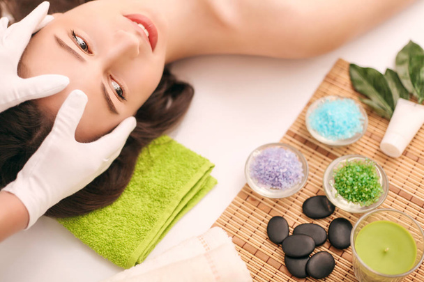 Femme sous massage facial professionnel dans un spa de beauté
 - Photo, image