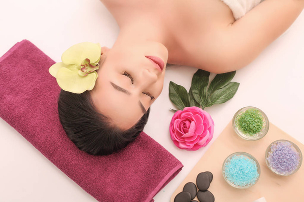 Mulher sob massagem facial profissional em spa de beleza
 - Foto, Imagem