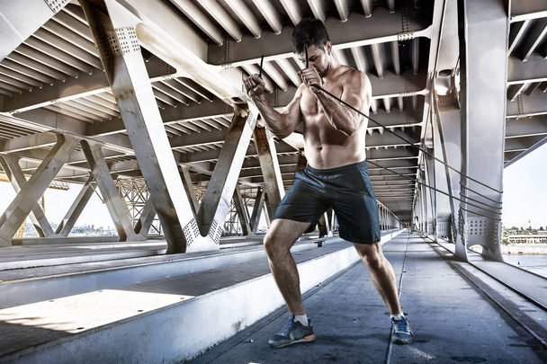 Sportler mit nacktem Oberkörper trainiert isoliert - Foto, Bild