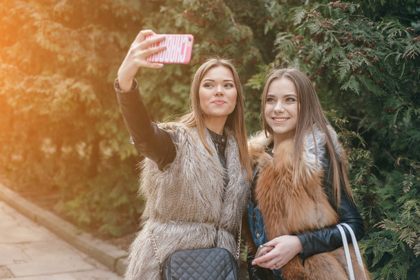 young models in fur coats - Zdjęcie, obraz