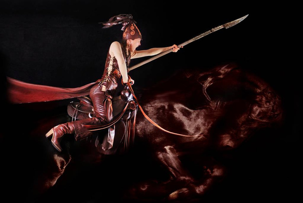 junges asiatisches Model in Nationalkleidung der Nomaden, die im Sattel posieren - Foto, Bild