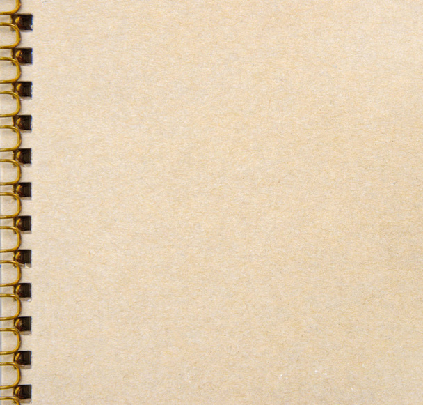 cuaderno en blanco aislado sobre fondo blanco con borde de metal de unión
. - Foto, imagen