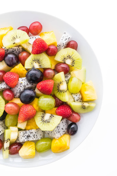 Смешанные фрукты в белой тарелке
 - Фото, изображение
