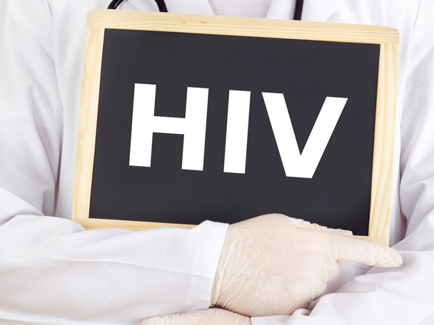 Lékaři jsou zobrazeny informace o tabuli: hiv - Fotografie, Obrázek