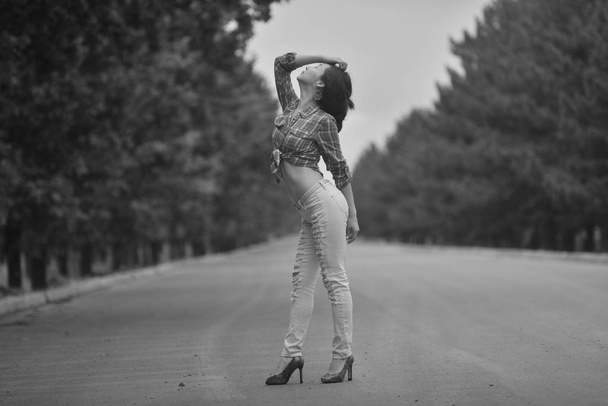 Nastolatek azjatyckich dziewczyna z długimi nogami w stylu hippie, pozowanie na autostradzie - Zdjęcie, obraz