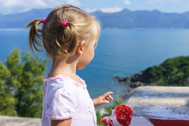 The girl looks at the sea - Foto, Bild