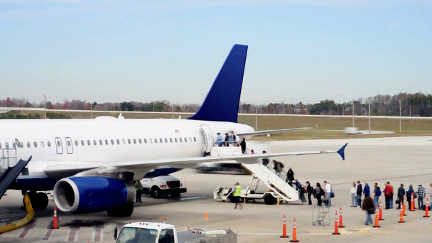 idő telik el lövés az utasok felszáll egy repülőgépre, a kifutón. - Felvétel, videó