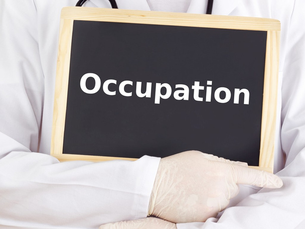 Lékaři jsou zobrazeny informace o tabuli: okupace - Fotografie, Obrázek