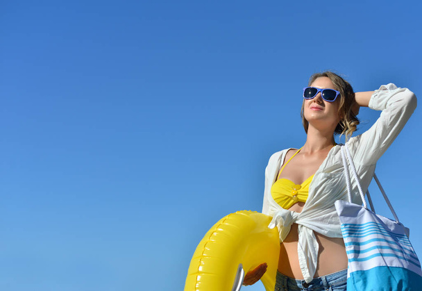 Žena s vak a plavání kroužkem, jít na pláž města. - Fotografie, Obrázek