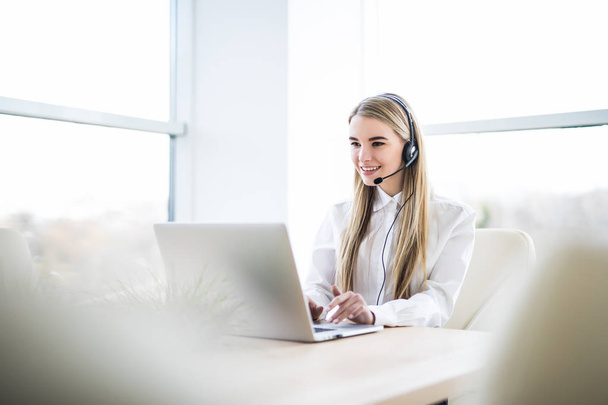 Woman customer support operator with headset and smiling - Foto, immagini