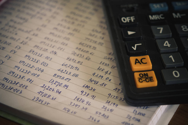 Números y calculadora financiera
 - Foto, Imagen