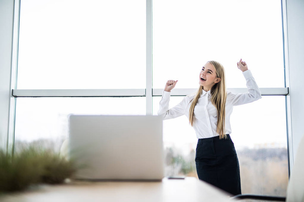 近代的なオフィスに勝利感情を持つ女性実業家 - 写真・画像