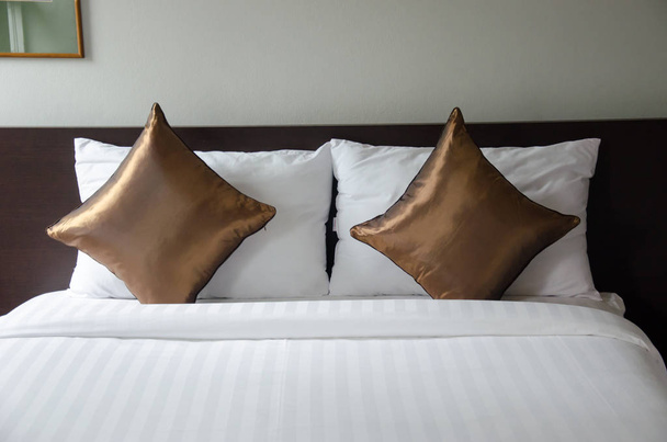 Almohadas en una cama
 - Foto, Imagen