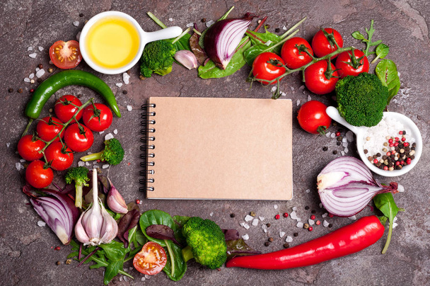 Friss organikus zöldségek, fűszernövények és fűszerek. Mix saláta, paradicsom, chili, fokhagyma, kő alapon. Egészséges táplálkozás, egészséges életmód és diéta fogalma - Fotó, kép