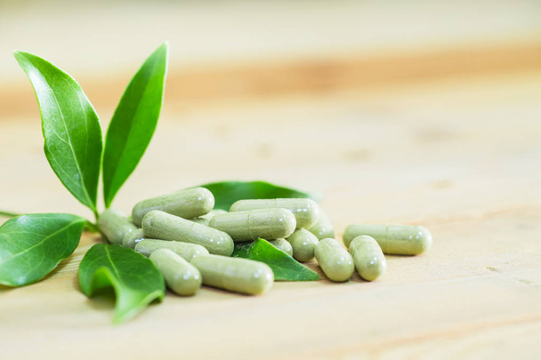 Schefflera leucantha green herbal powder in the capsule. - Photo, image
