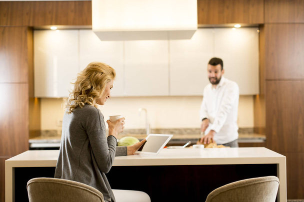 junges Paar in der modernen Küche - Foto, Bild