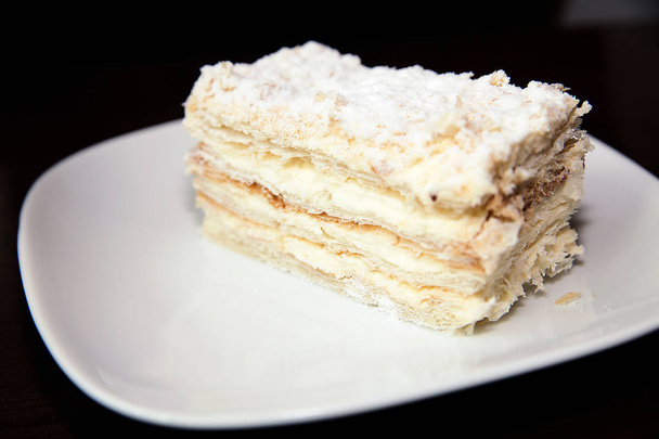 bolo de napoleon na placa branca
 - Foto, Imagem