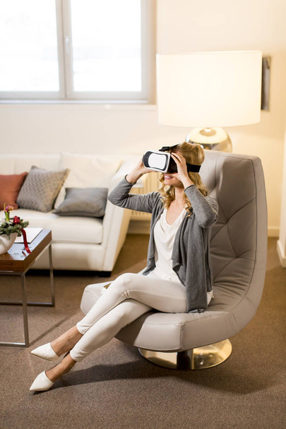 Woman wearing virtual reality goggles - Foto, imagen