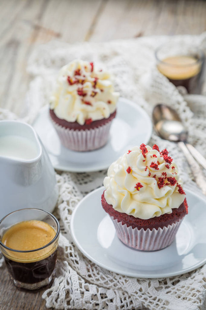 Red velvet cupcakes with buttercream frosting - Foto, immagini