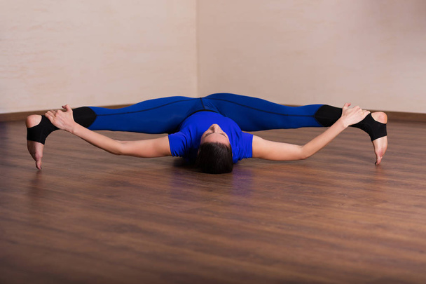 Frau praktiziert Yoga - Foto, Bild