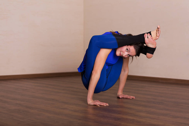 mujer practicando yoga - Foto, imagen
