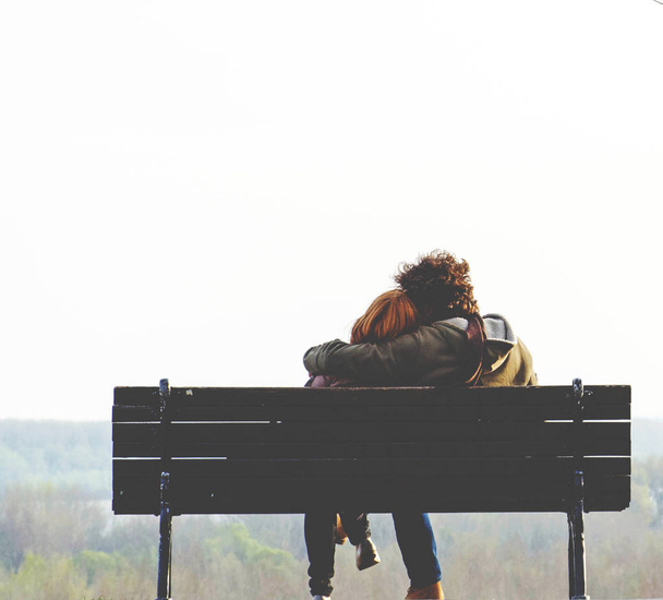 Romantic couple on bench - Foto, Bild