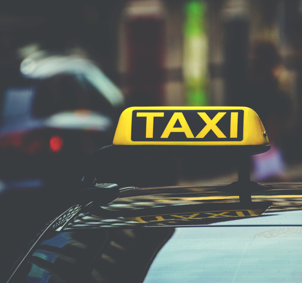 Señal de taxi en el coche
 - Foto, Imagen