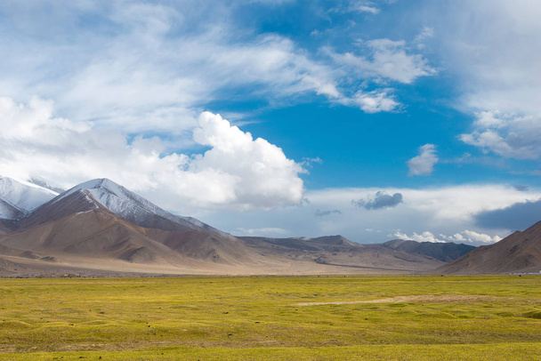 Xinjiang, China - mei 20 2015: Karakul Lake. een beroemde landschap op de Karakoram Highway in het Pamir gebergte Akto County, Kizilsu Kirgizische Autonome prefectuur, Xinjiang, China. - Foto, afbeelding