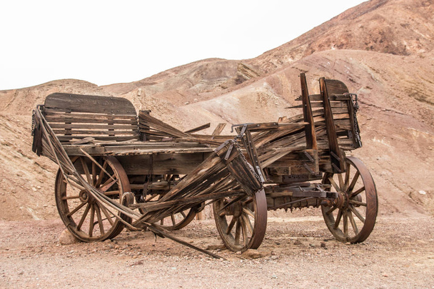 Stare drewniane uszkodzony wagon w calico miasto duchów - Zdjęcie, obraz