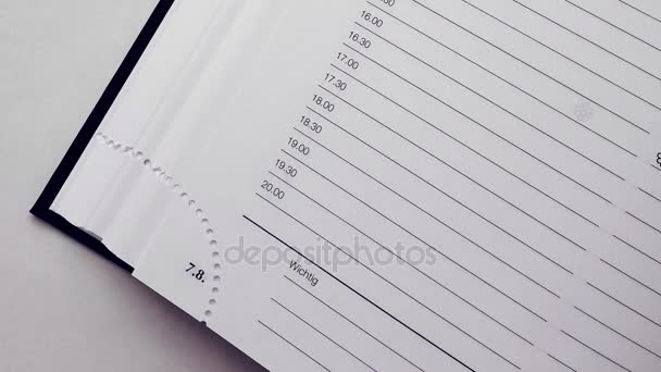 Чистый деловой дневник на белом столе
 - Кадры, видео