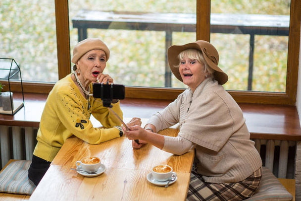 Due donne anziane che si fanno selfie. - Foto, immagini