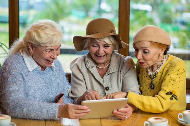 Mujeres mayores con tableta
. - Foto, Imagen