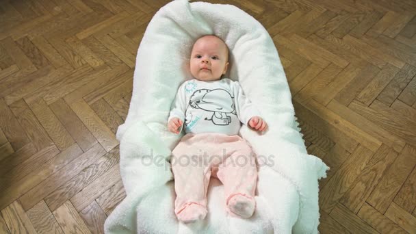 un bebé durmiendo en una cuna
 - Metraje, vídeo