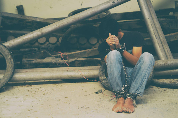 Hoffnungsloser Mann mit Seil gefesselt - Foto, Bild