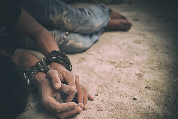 безнадежный человек руки связаны вместе с веревкой
 - Фото, изображение