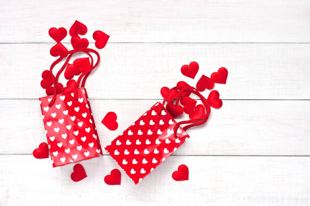 Sacs cadeaux colorés. Mariage, Saint Valentin, anniversaire ou fond de célébration
 - Photo, image