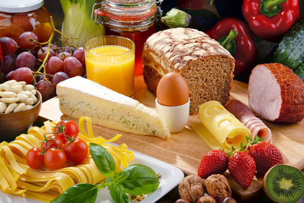 Composición con variedad de productos alimenticios ecológicos
 - Foto, Imagen