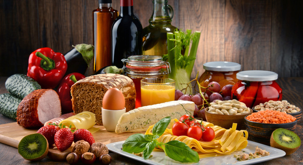 Composição com variedade de produtos alimentares orgânicos
 - Foto, Imagem