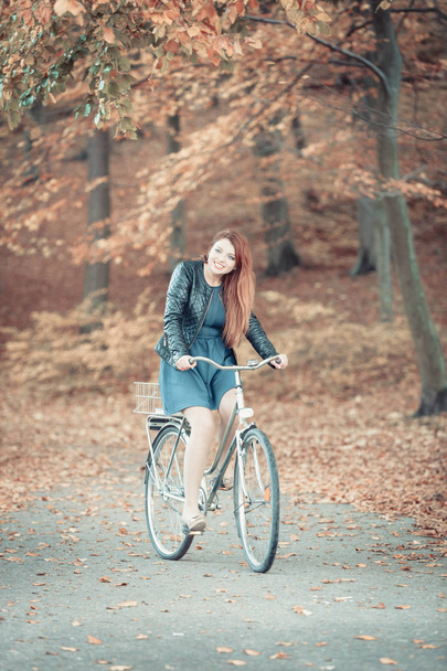 Girl in dress on bike. - Foto, Bild
