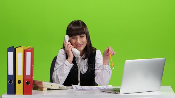 Lány, flörtölés, a telefon, a munkahelyen. Zöld képernyő - Felvétel, videó