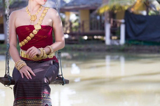 Όμορφο κορίτσι της Ταϊλάνδης στο παραδοσιακό φόρεμα φορεσιά της Ταϊλάνδης - Φωτογραφία, εικόνα