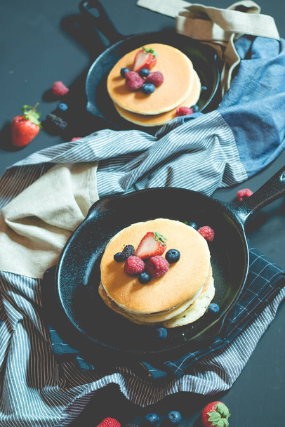 a friss gyümölcs és bogyós stack a pan palacsinta - Fotó, kép