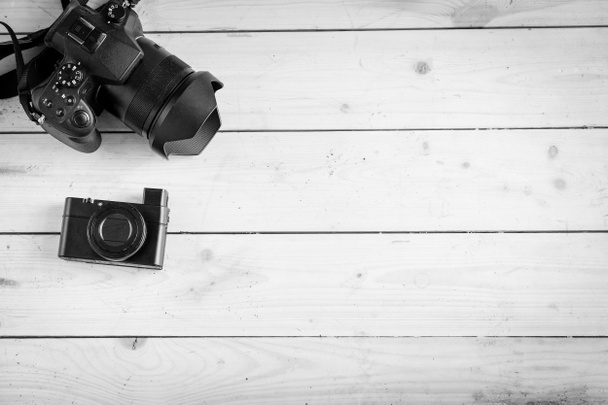 Digitální fotoaparáty na dřevěný stůl - Fotografie, Obrázek